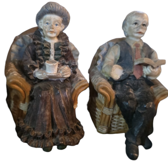 Casal de idosos de resina
