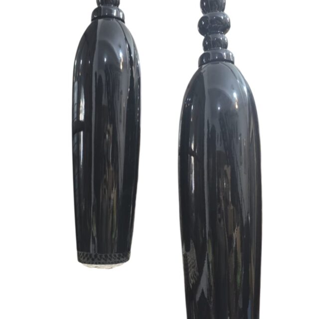 Enorme e elegante par de vasos com tampa em cerâmica laqueada