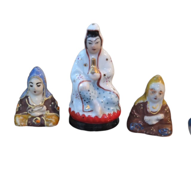 Conjunto de antigas e pequenas esculturas orientais de porcelana