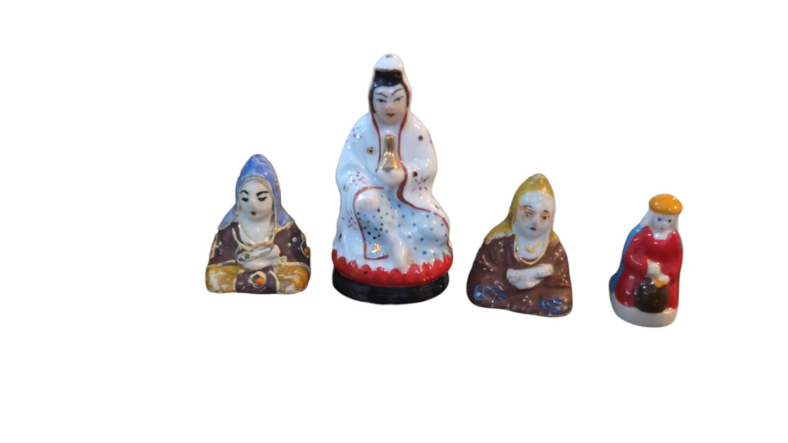 Conjunto de antigas e pequenas esculturas orientais de porcelana