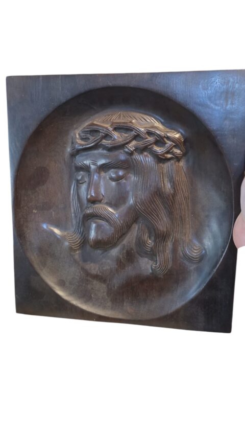 Arte em madeira escura, rosto de cristo entalhado a mão