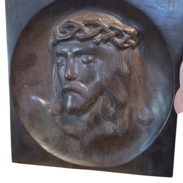 Arte em madeira escura, rosto de cristo entalhado a mão