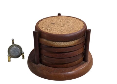 Jogo de porta copos em madeira com cortiça. Completo