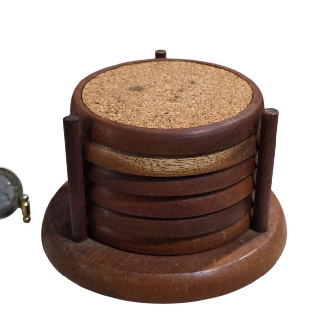 Jogo de porta copos em madeira com cortiça. Completo