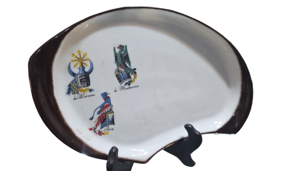Antiga porcelana assinada, com belos brasões