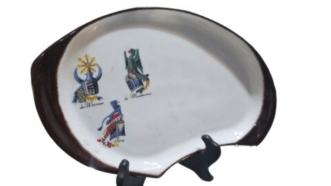 Antiga porcelana assinada, com belos brasões