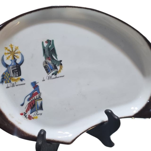 Antiga porcelana assinada, com belos brasões
