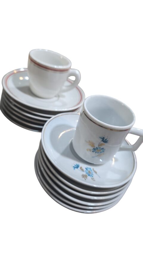 Conjunto de belas xícaras de café de porcelana com pires