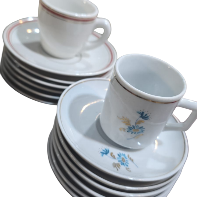 Conjunto de belas xícaras de café de porcelana com pires