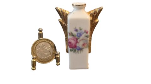 Pequena ânfora de porcelana com dourações e motivos florais