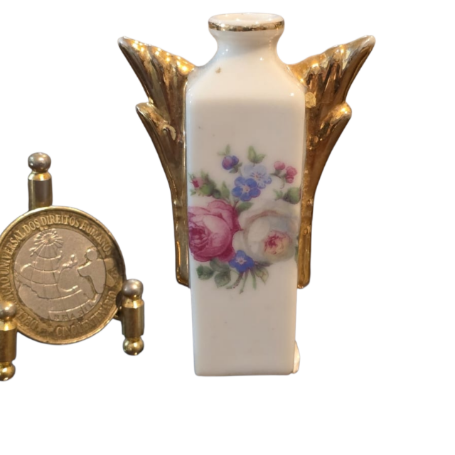 Pequena ânfora de porcelana com dourações e motivos florais