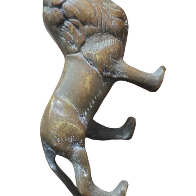 Antiga escultura de leão de bronze