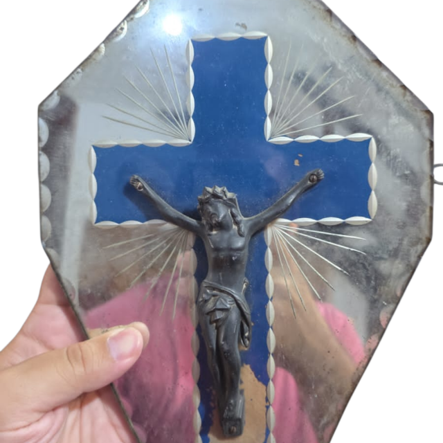 Crucifixo de parede em metal e espelho Veneziano bisotado com acabamento de madeira