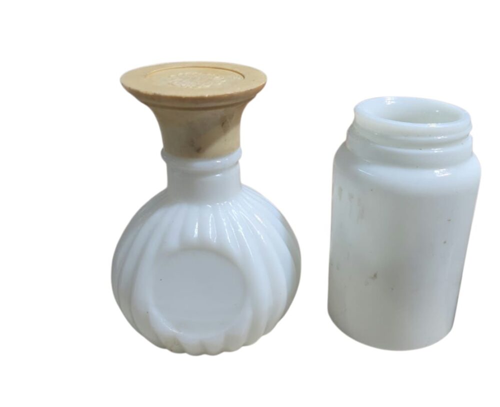 Par de antigos frascos de farmácia e perfume, em opalina milkglass