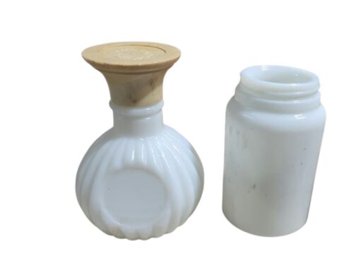 Par de antigos frascos de farmácia e perfume, em opalina milkglass