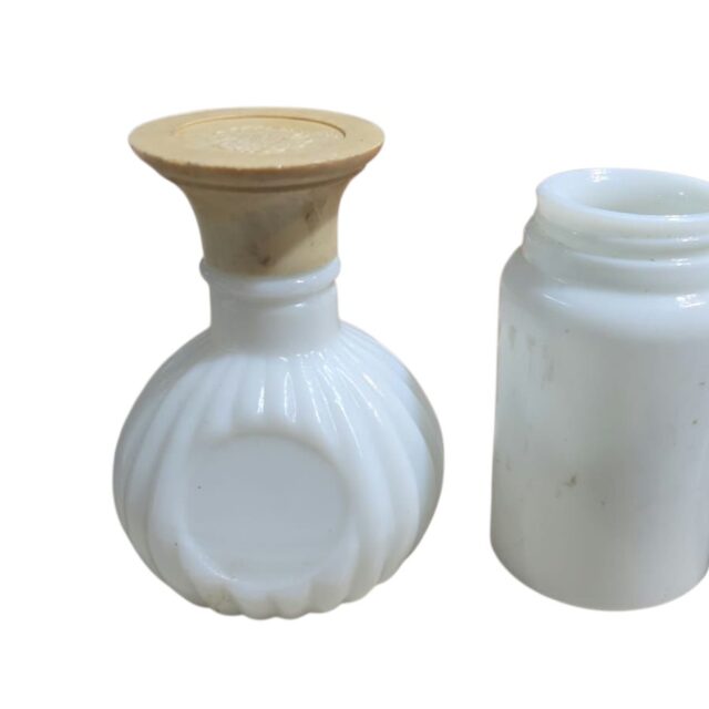 Par de antigos frascos de farmácia e perfume, em opalina milkglass