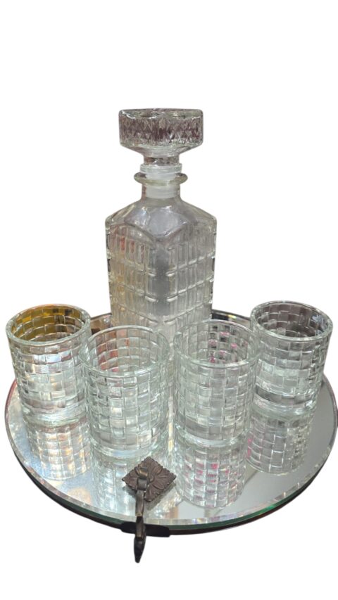 Belo conjunto com garrafa e quatro copos