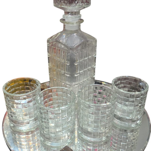 Belo conjunto com garrafa e quatro copos