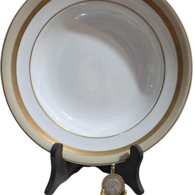 Elegante prato fundo porcelana Real, com dourações