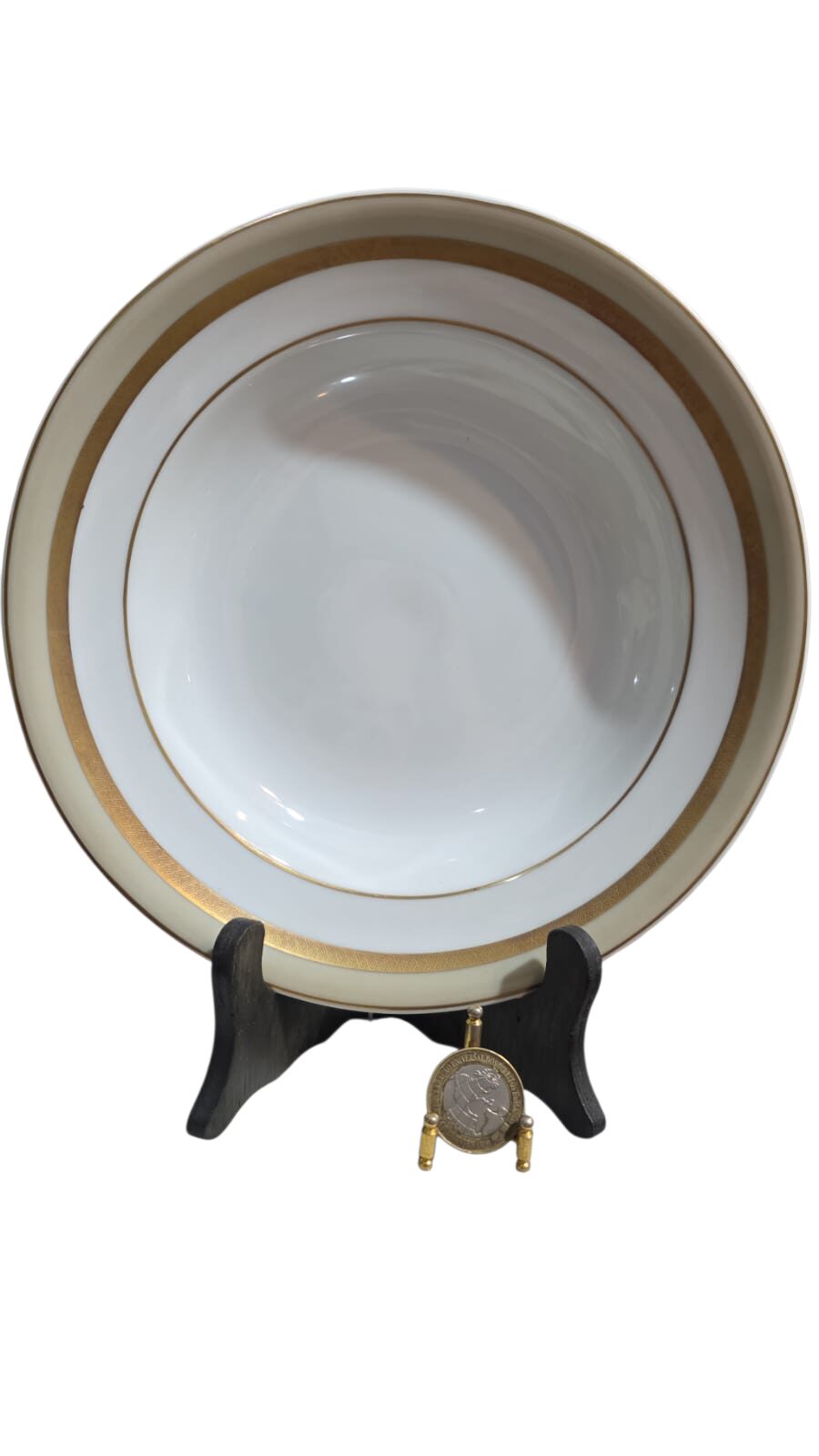 Elegante prato fundo porcelana Real, com dourações