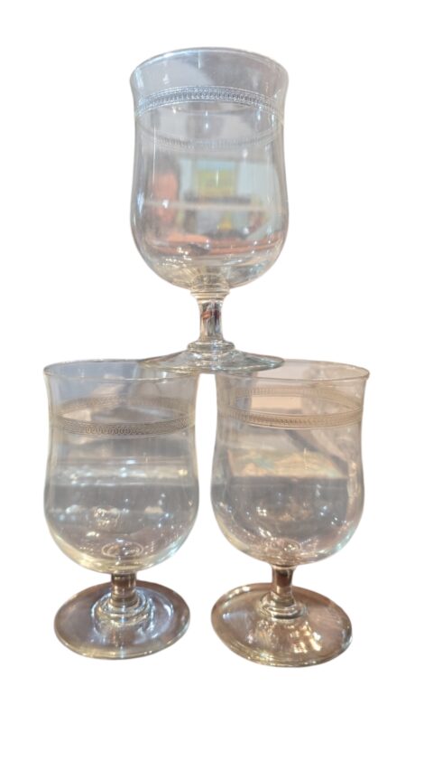 Trio de taças de cristal com lapidações