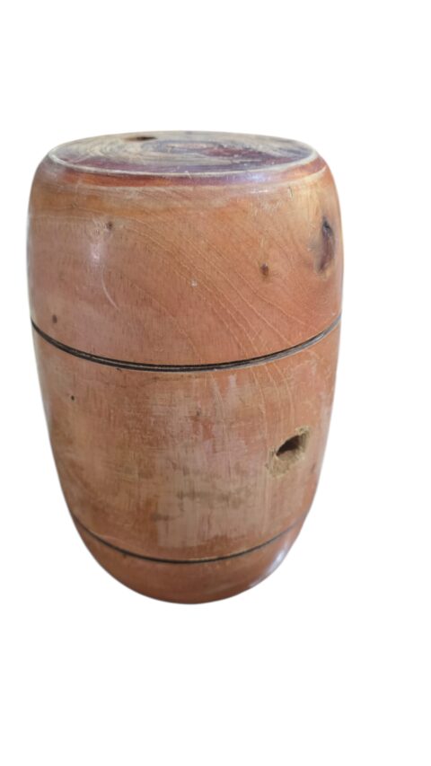 Antigo e belo barril de cachaça de madeira