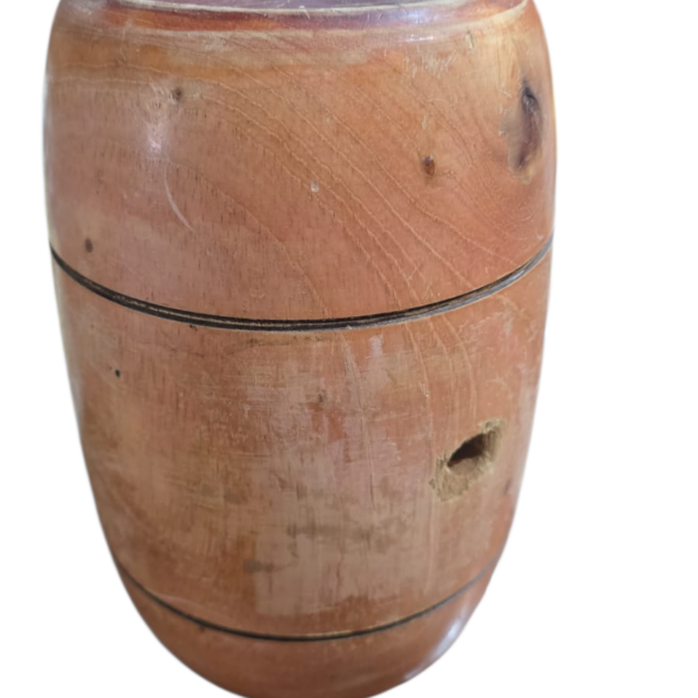Antigo e belo barril de cachaça de madeira