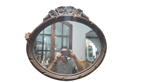 Belo espelho antigo com moldura de madeira