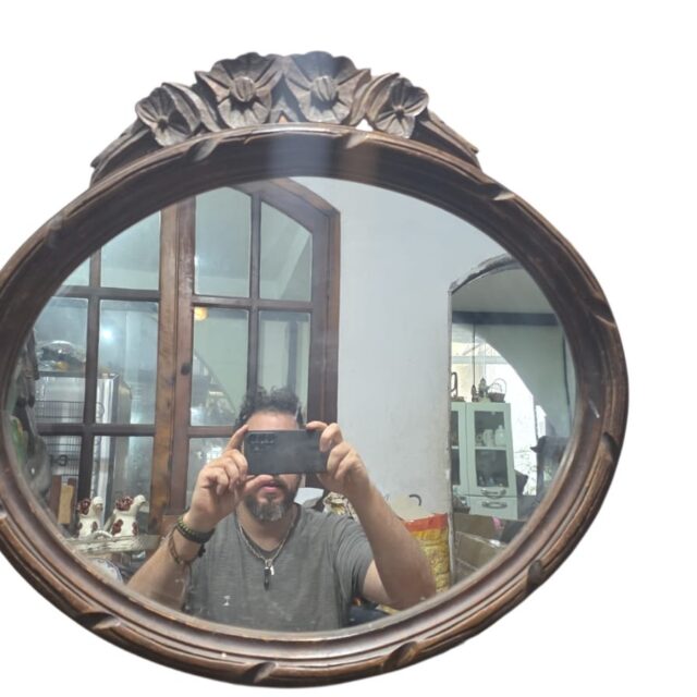 Belo espelho antigo com moldura de madeira