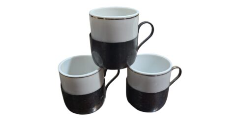 Trio de xícaras de porcelana com base espessurada a prata