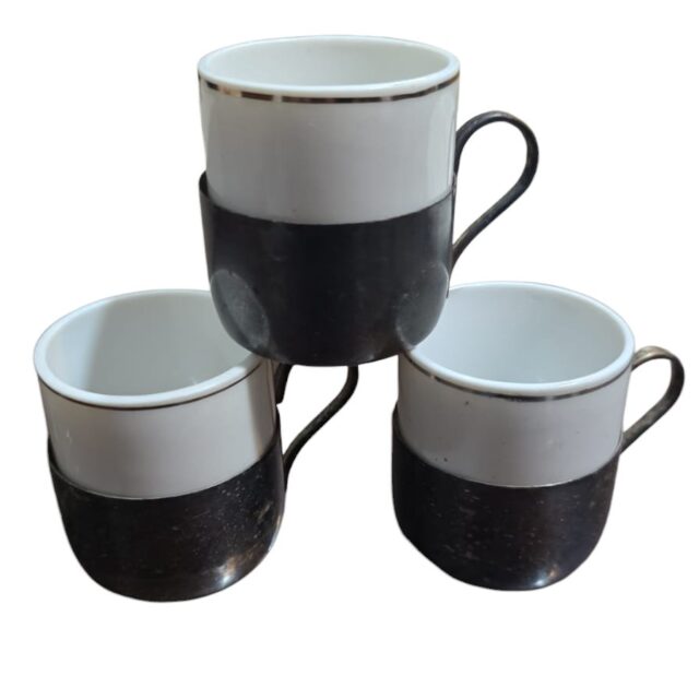 Trio de xícaras de porcelana com base espessurada a prata