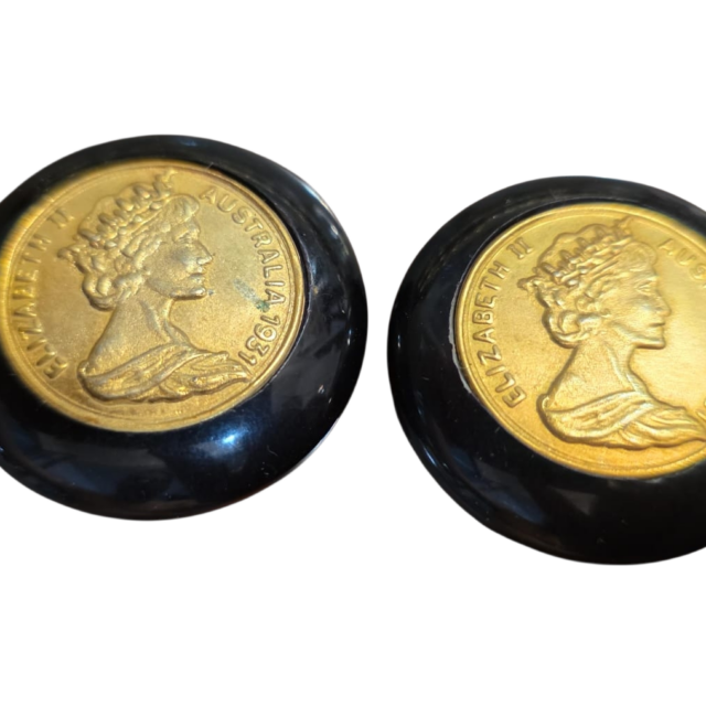 Antigo par de brincos de pressão com raras moedas