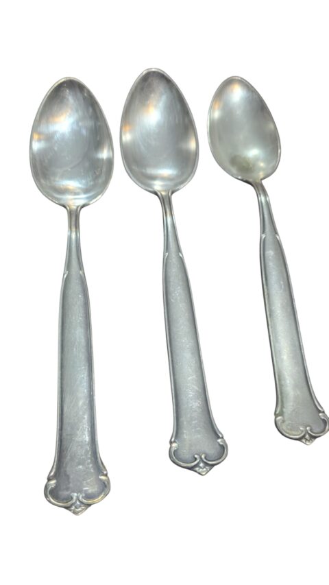 Trio de antigas e elegantes colheres espessuradas a prata, grandes