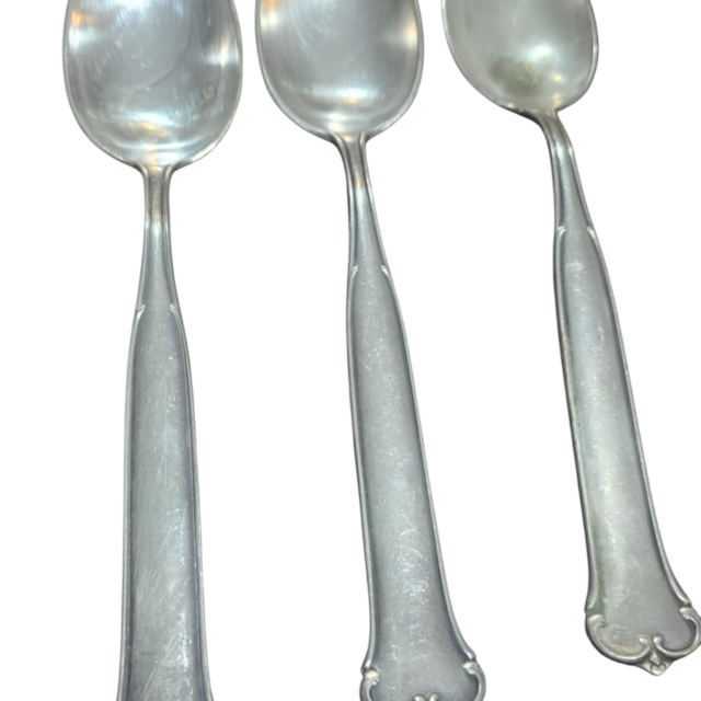 Trio de antigas e elegantes colheres espessuradas a prata, grandes