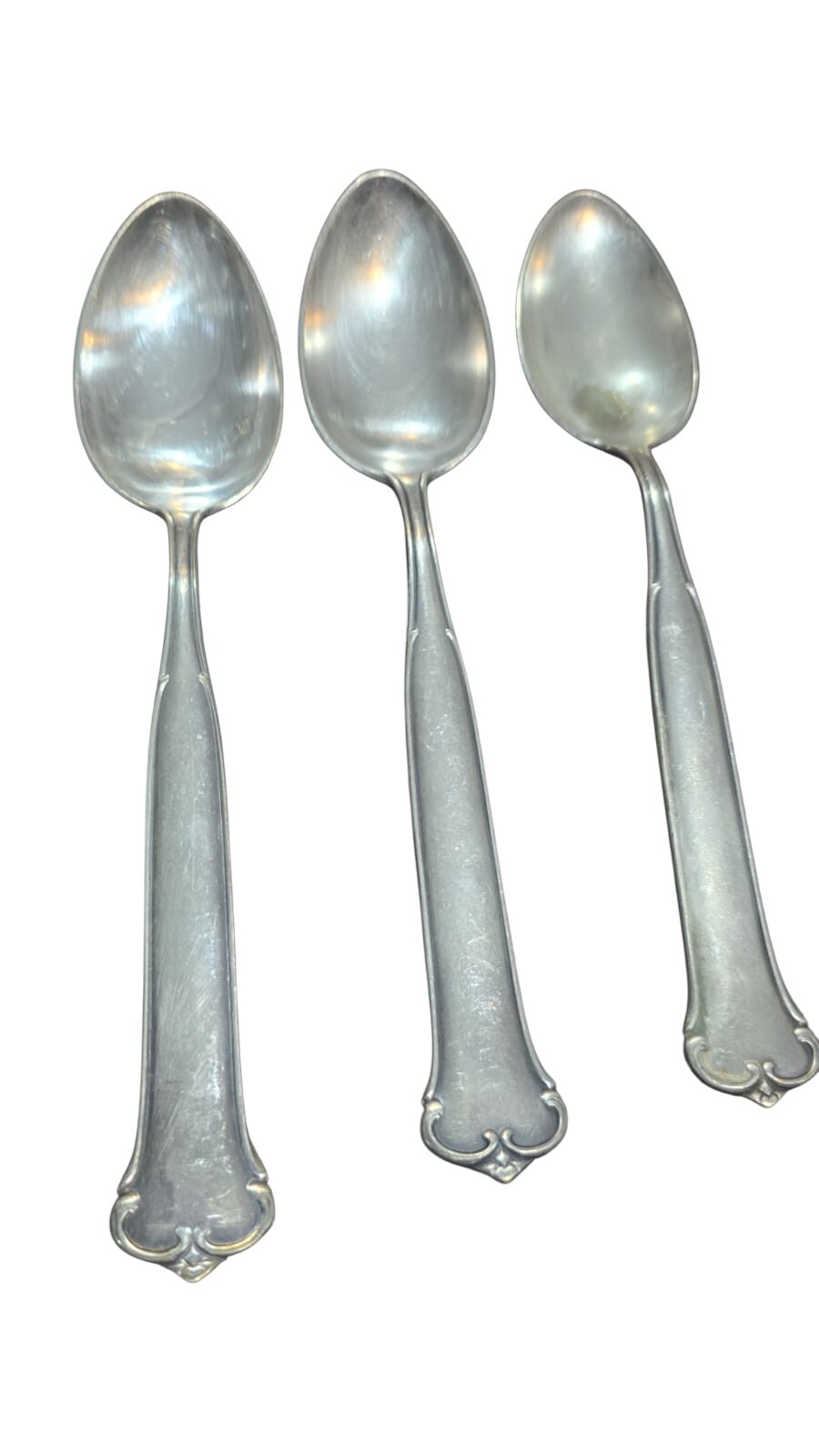 Trio de antigas e elegantes colheres espessuradas a prata, grandes