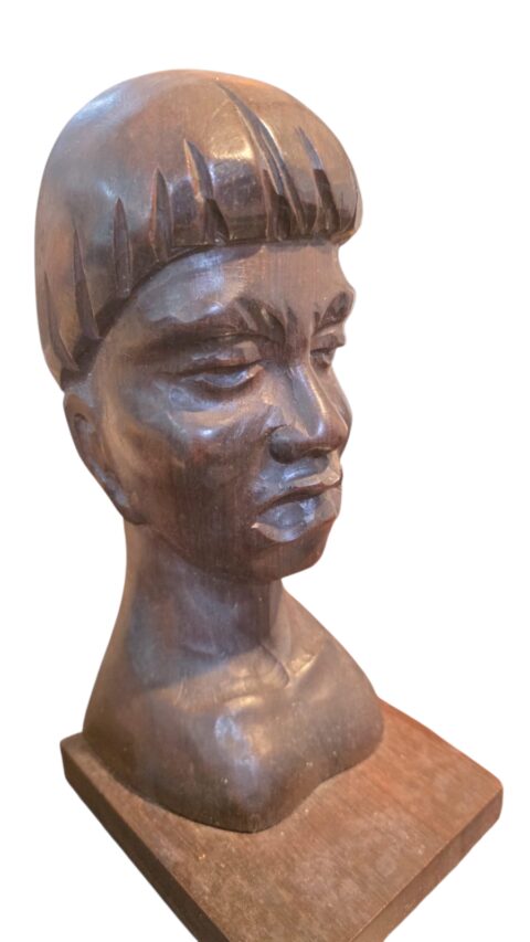 Bela escultura entalhada em madeira
