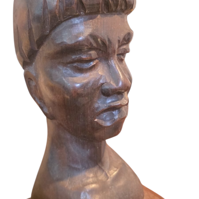 Bela escultura entalhada em madeira