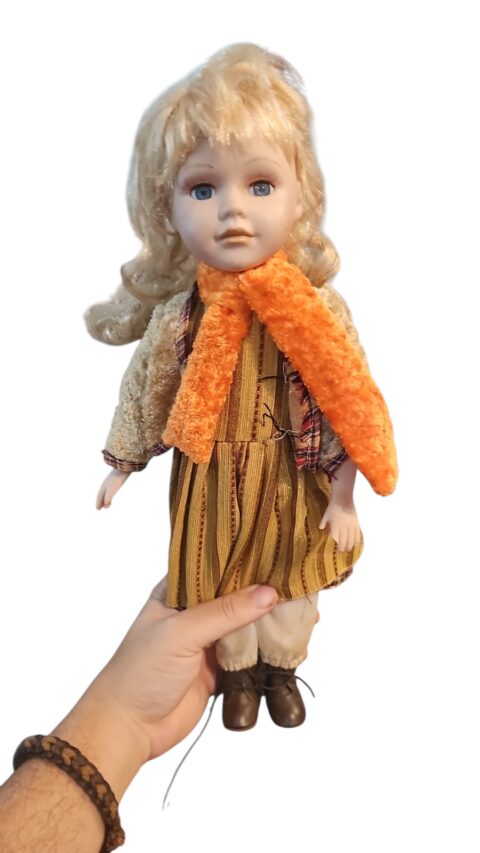 Antiga grande boneca de porcelana