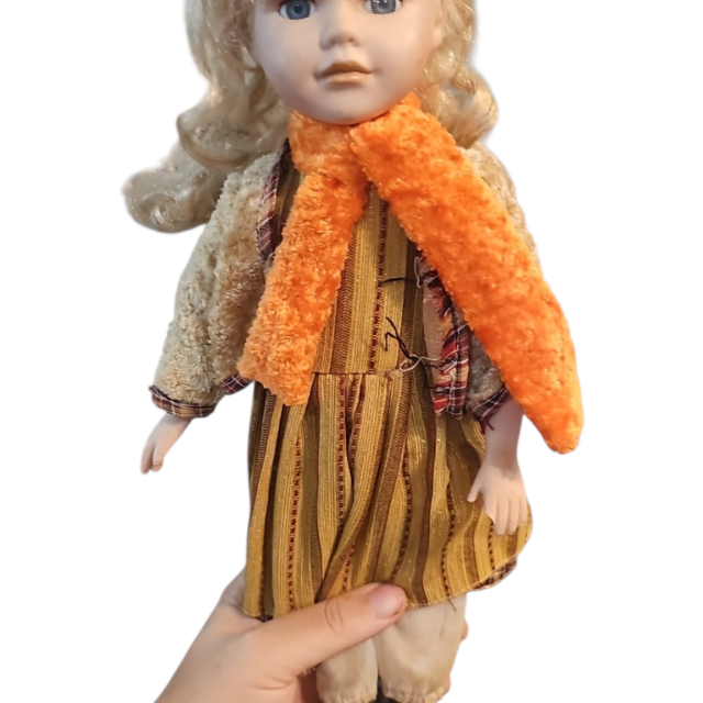 Antiga grande boneca de porcelana
