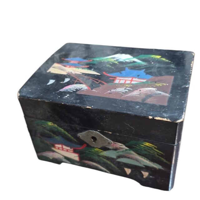 Antigo porta joias com arte oriental