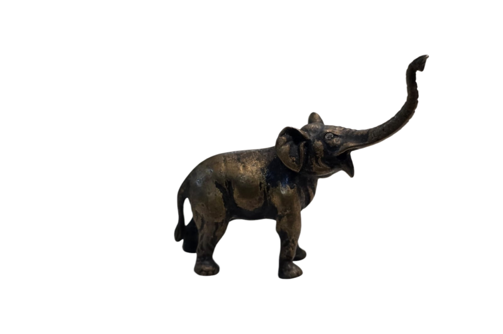 Pequena escultura representando elefante em bronze maciço