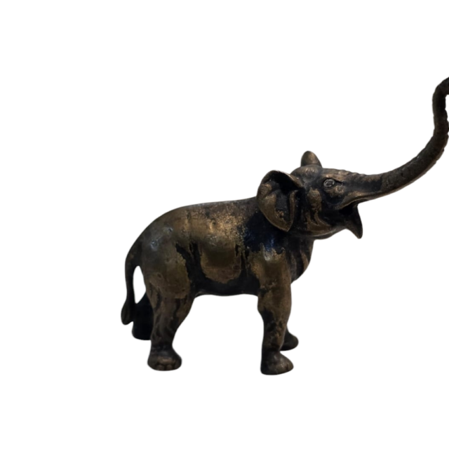 Pequena escultura representando elefante em bronze maciço