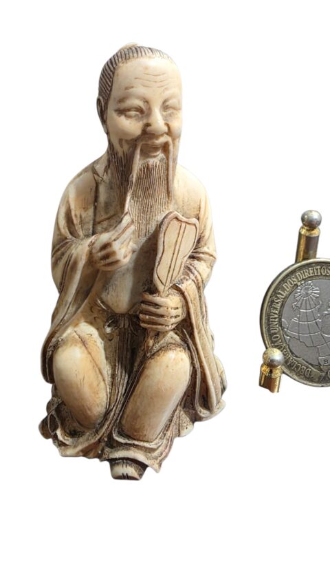 Antiga escultura oriental de marfinite