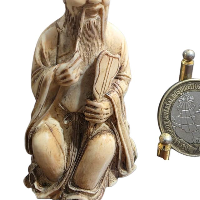 Antiga escultura oriental de marfinite