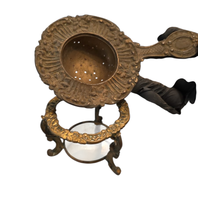 Antigo coador de chá com base, em dourado metal