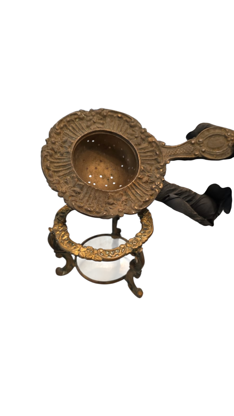Antigo coador de chá com base, em dourado metal