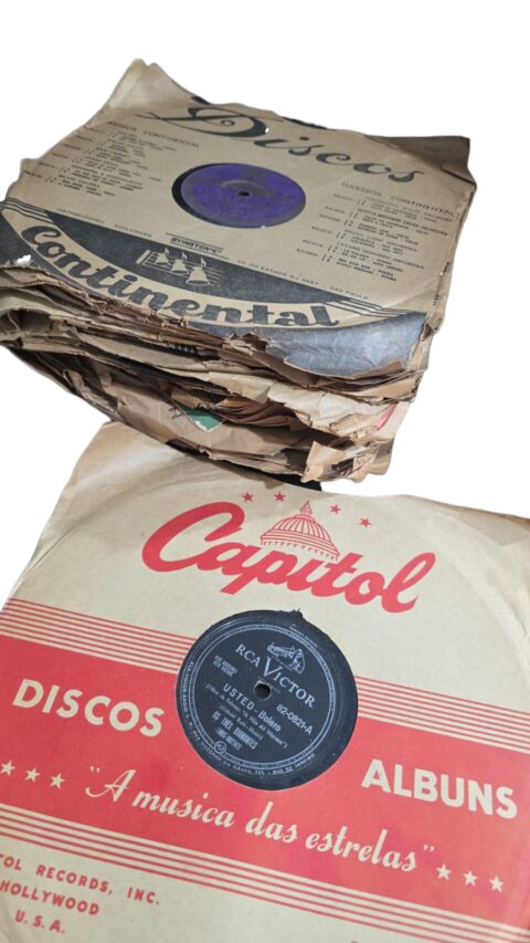 Coleção rara de discos antigos, com muitas unidades