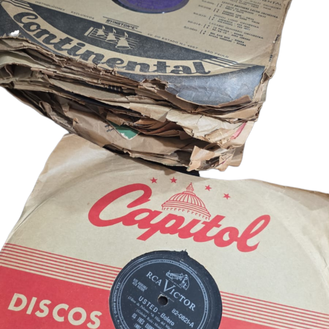 Coleção rara de discos antigos, com muitas unidades