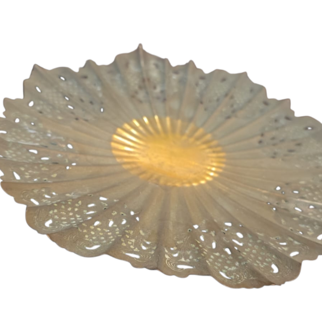 Centro de mesa em dourado metal ricamente cinzelado