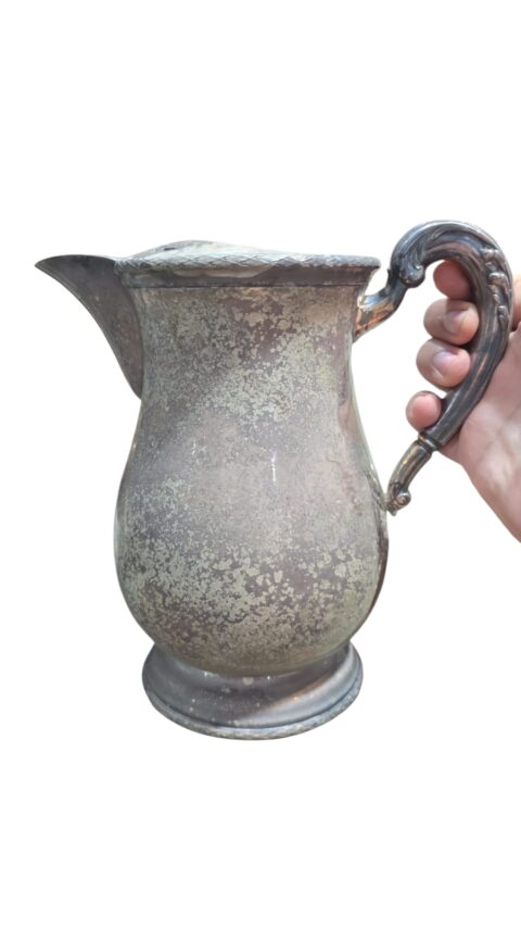 Antiga e bela jarra espessurada a prata